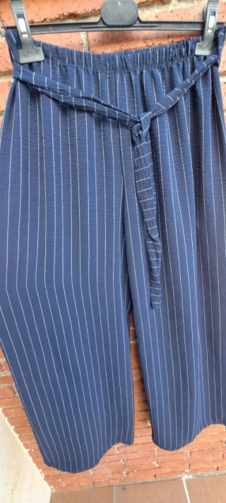 Pantalones fluidos azul marino con rayas