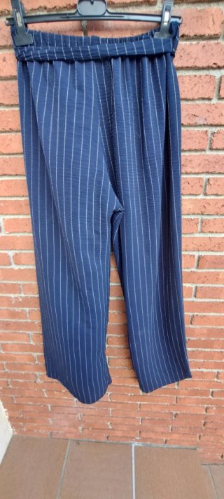 Pantalones fluidos azul marino con rayas