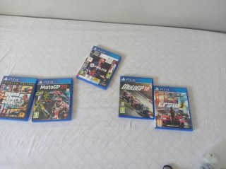 Confezione 5 Giochi PS4: GTA V, MotoGP, FIFA, The Crew