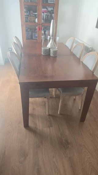 Mesa de comedor de madera