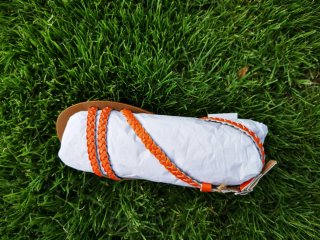 Sandalias de mujer naranjas y marrones