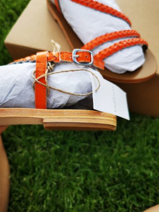 Sandalias de mujer naranjas y marrones