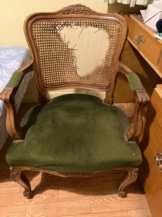 Butaca antigua de madera y ratán