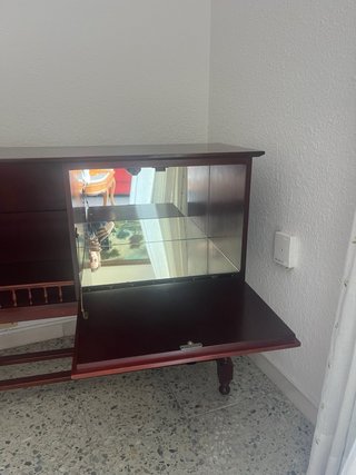 Mueble de madera con cajón y tallado