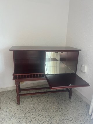 Mueble de madera con cajón y tallado