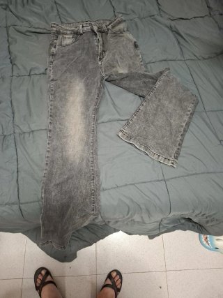 Pantalón vaquero gris