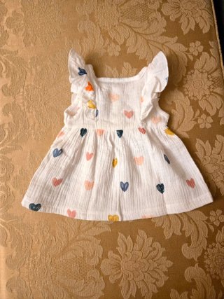 Vestido infantil com corações e chapéu