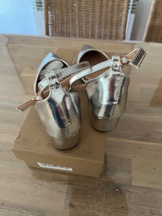 Zapatos tacón plateados punta fina