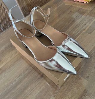 Zapatos tacón plateados punta fina