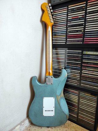 GUITARRA STRATOCASTER TIPO AÑOS 70, MUCHOS EXTRAS