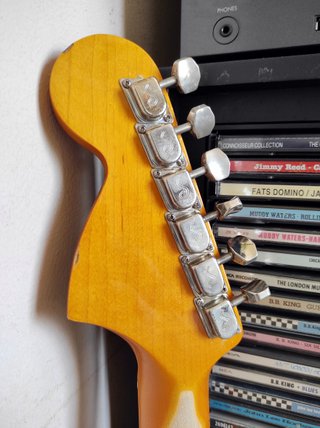 GUITARRA STRATOCASTER TIPO AÑOS 70, MUCHOS EXTRAS