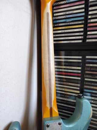 GUITARRA STRATOCASTER TIPO AÑOS 70, MUCHOS EXTRAS