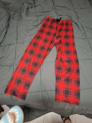 Pantalones de pijama a cuadros rojos y negros