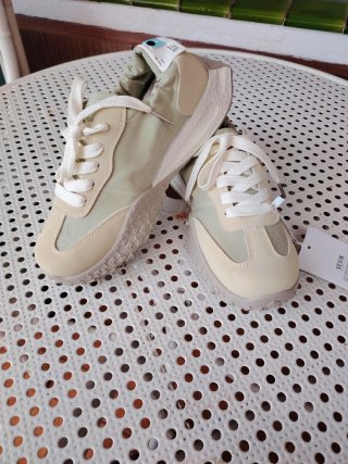 Deportivas beige y blancas talla 38