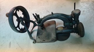 Máquina de coser antigua de metal