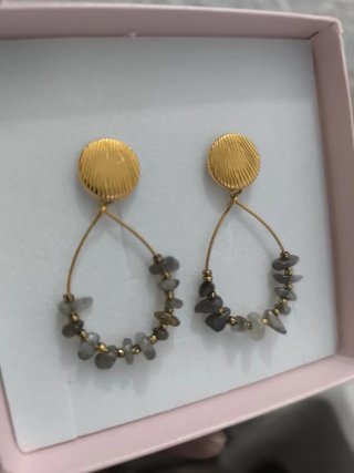 Pendientes dorados con piedras verdes