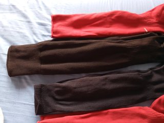 Calcetines de fútbol rojos y negros combinados