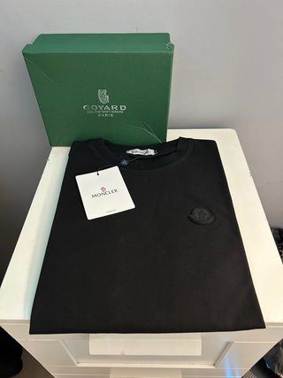 Camiseta Moncler Negra Logo y Texto