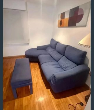 Sofá cheslong azul con banqueta