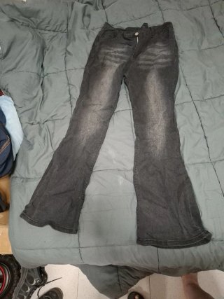 Pantalones vaqueros negros acampanados