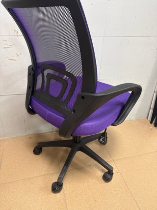 Silla de oficina morada y negra