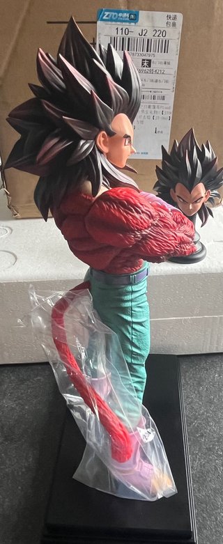 Action Figure Vegeta SSJ4