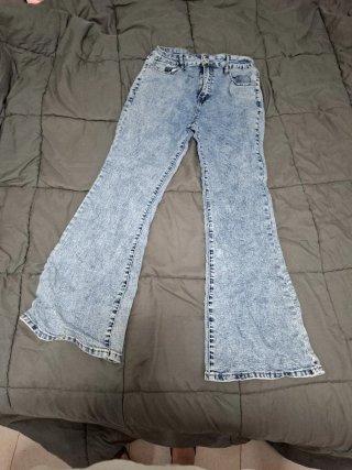 Pantalones vaqueros campana desgastados