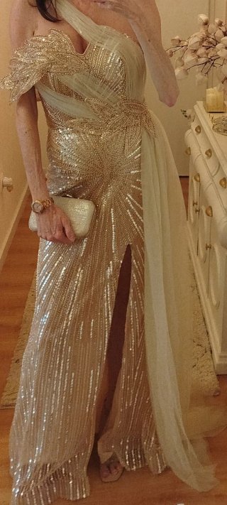 Vestido de ceremonia dorado y beige