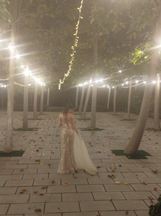 Vestido de ceremonia dorado y beige