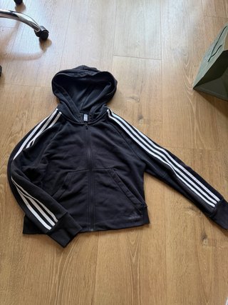 Sudadera Adidas con cremallera y rayas