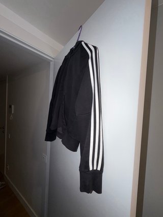 Sudadera Adidas con cremallera y rayas