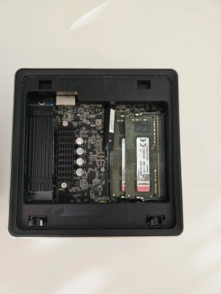 MINISFORUM UM700