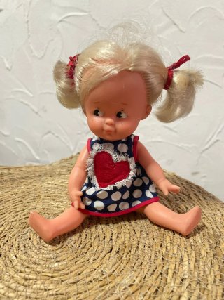 Adorable muñeca Cuca de Famosa, un clásico de los