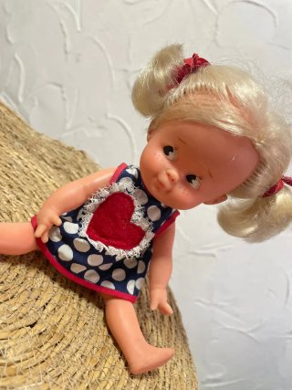 Adorable muñeca Cuca de Famosa, un clásico de los