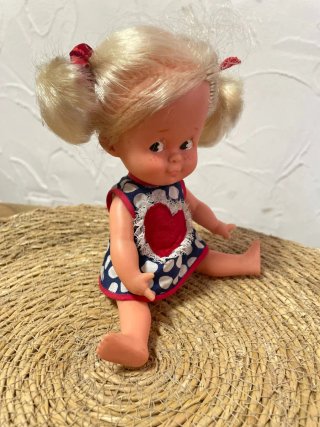 Adorable muñeca Cuca de Famosa, un clásico de los