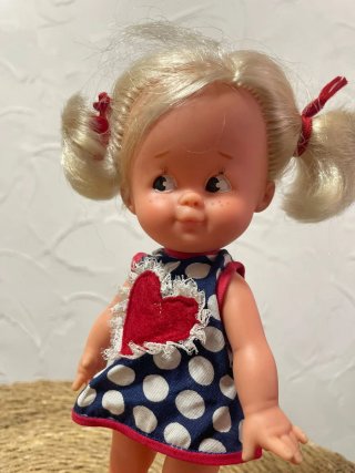 Adorable muñeca Cuca de Famosa, un clásico de los