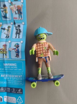Figura Playmobil Zombie con Patineta