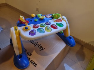 Mesa de actividades para bebés