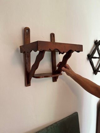 Estantería de madera antigua