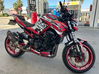 Kawasaki Z900 Roja y Blanca
