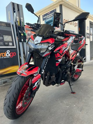 Kawasaki Z900 Roja y Blanca
