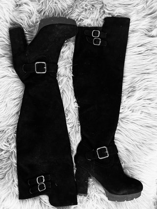 Botas altas negras con hebillas