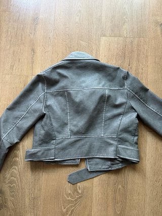 Chaqueta cuero Bershka gris