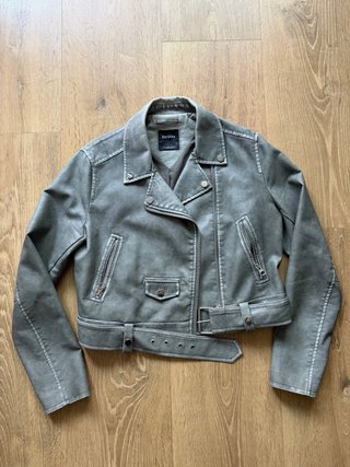 Chaqueta cuero Bershka gris