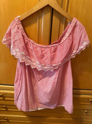 Blusa de rayas rojas y blancas