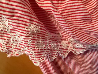 Blusa de rayas rojas y blancas