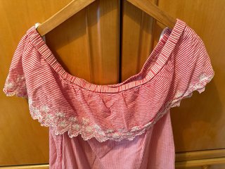Blusa de rayas rojas y blancas