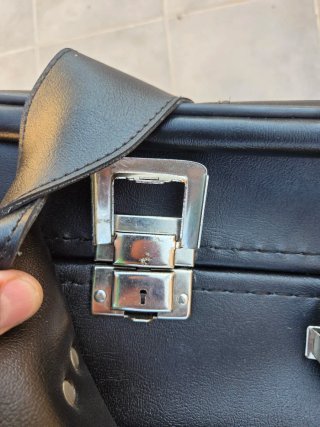 Maleta antigua de cuero con llaves