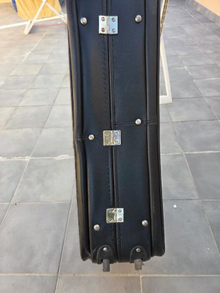 Maleta antigua de cuero con llaves