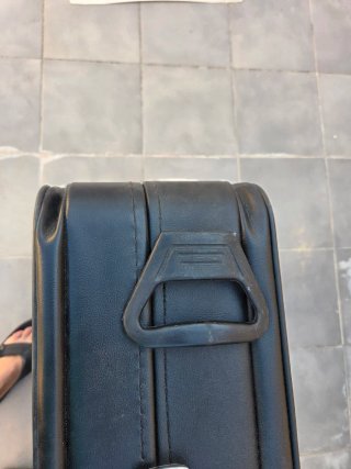 Maleta antigua de cuero con llaves